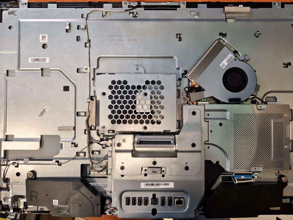 Vista interna del HP Pavilion 27 mostrando el caddy metálico del disco duro con diseño de panal.