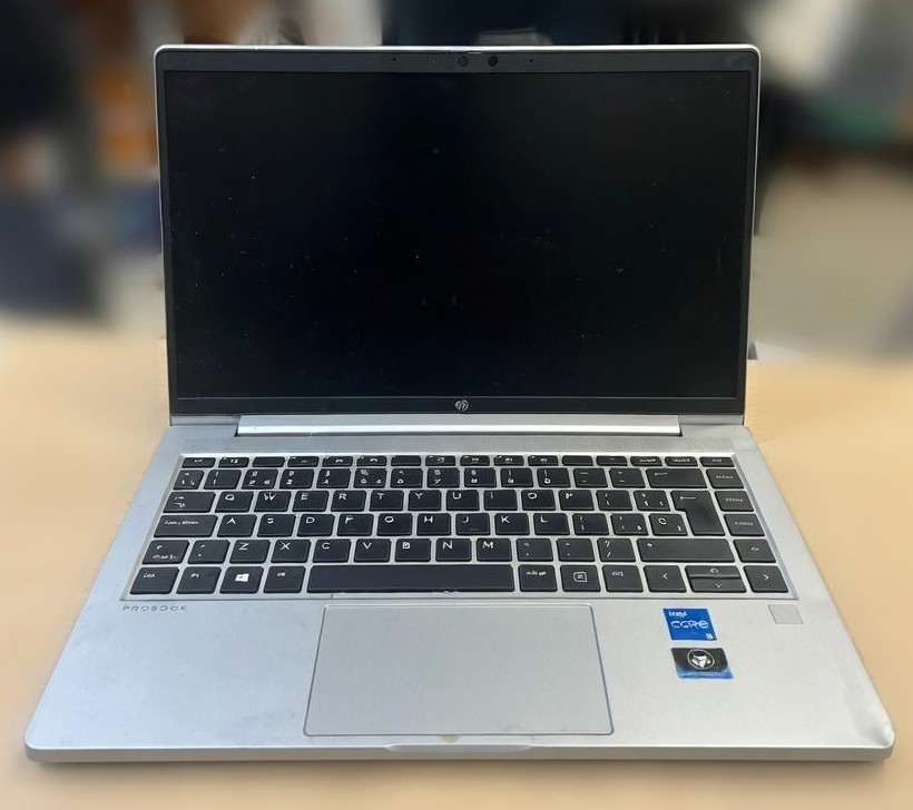 Vista general del HP ProBook 440 G9 con daños estéticos antes de la reparación.