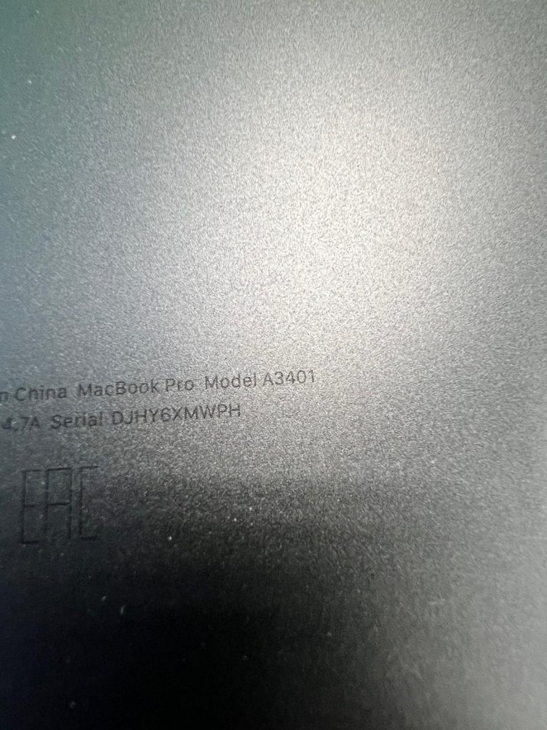 Grabado láser en la base de la MacBook que confirma el número de modelo A3401
