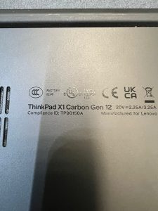 Detalle de la carcasa trasera confirmando el modelo ThinkPad X1 Carbon Gen 12 y cumplimiento ID TP00150A.