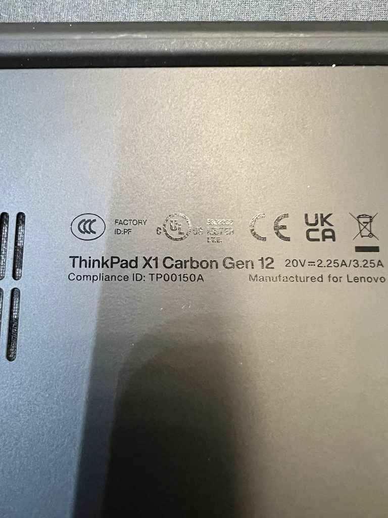 Detalle de la carcasa trasera confirmando el modelo ThinkPad X1 Carbon Gen 12 y cumplimiento ID TP00150A.