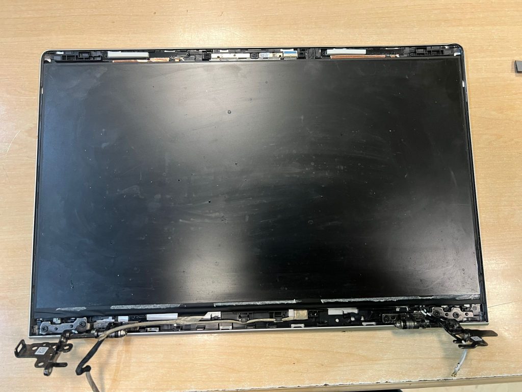 Colocación de antenas Wi-Fi y cableado en la nueva tapa de pantalla HP.