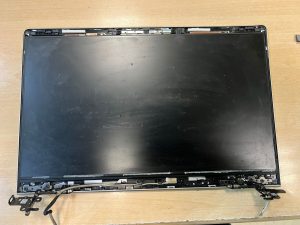 Colocación de antenas Wi-Fi y cableado en la nueva tapa de pantalla HP.