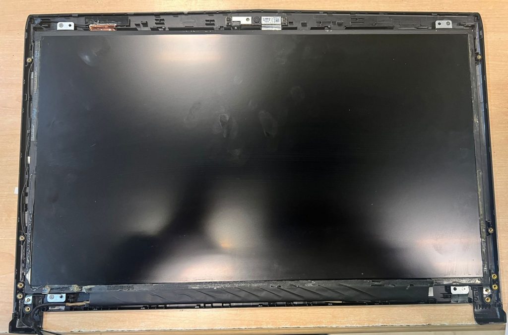 Nuevo panel LCD instalado y montado en el marco del portátil MSI.
