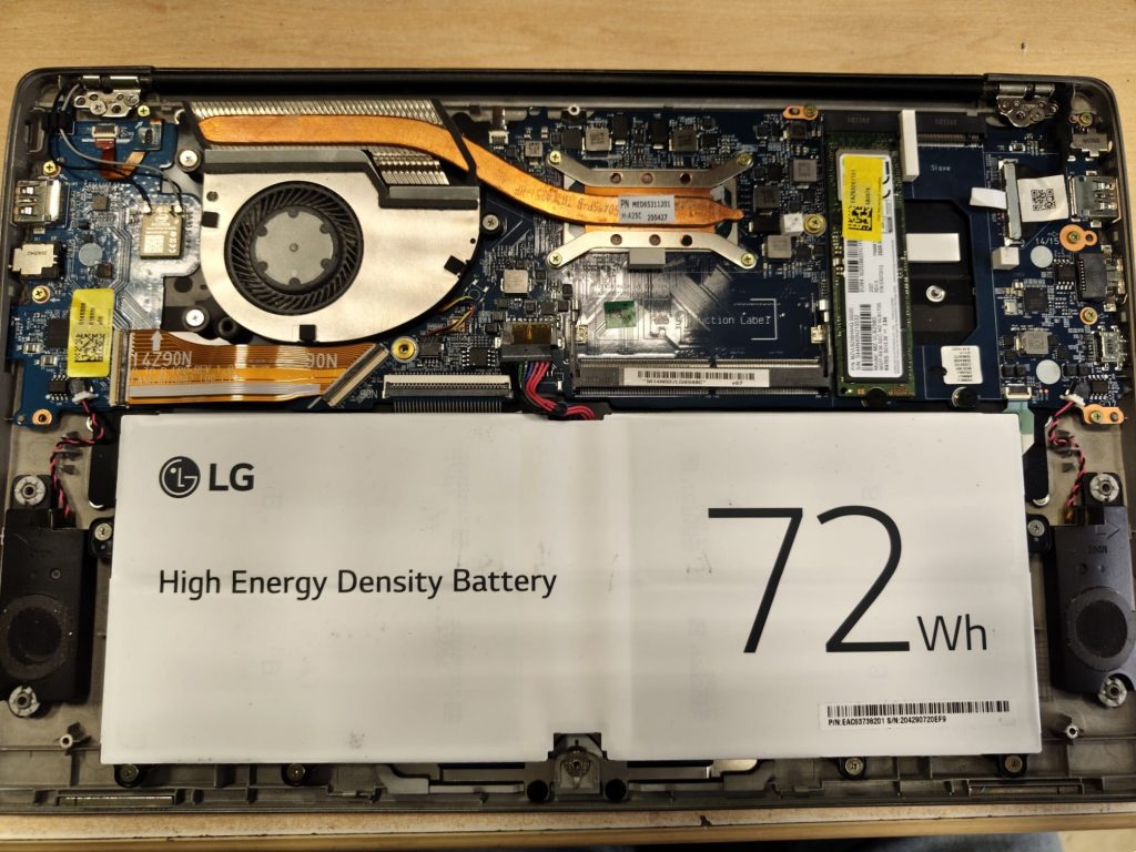 Vista interna del LG Gram mostrando la batería de 72Wh, disipador y placa base.