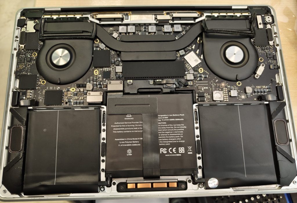 Vista interna de los componentes y celdas de batería del MacBook Pro A1989 antes de la extracción.