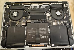 Vista interna de los componentes y celdas de batería del MacBook Pro A1989 antes de la extracción.