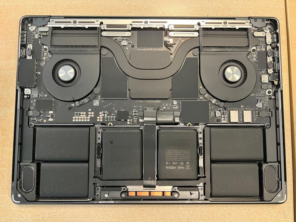 Arquitectura interna de la MacBook Pro A3401: ventiladores duales y batería.