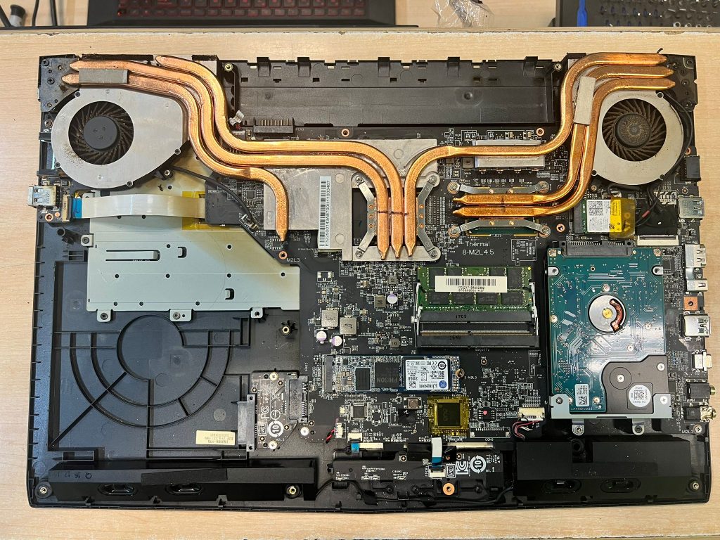 Vista interna del MSI GP72 mostrando los heatpipes de cobre, ventiladores, disco duro y memoria RAM.