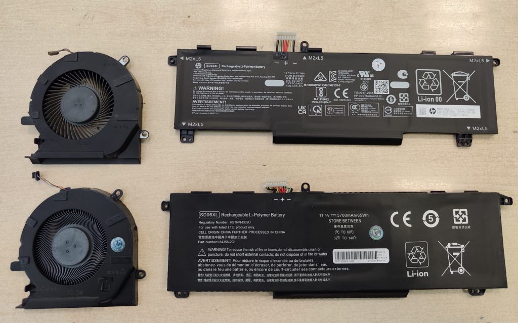 Conjunto de piezas nuevas (ventiladores y batería) listas para ser instaladas en el equipo gaming.