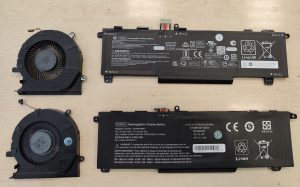 Conjunto de piezas nuevas (ventiladores y batería) listas para ser instaladas en el equipo gaming.