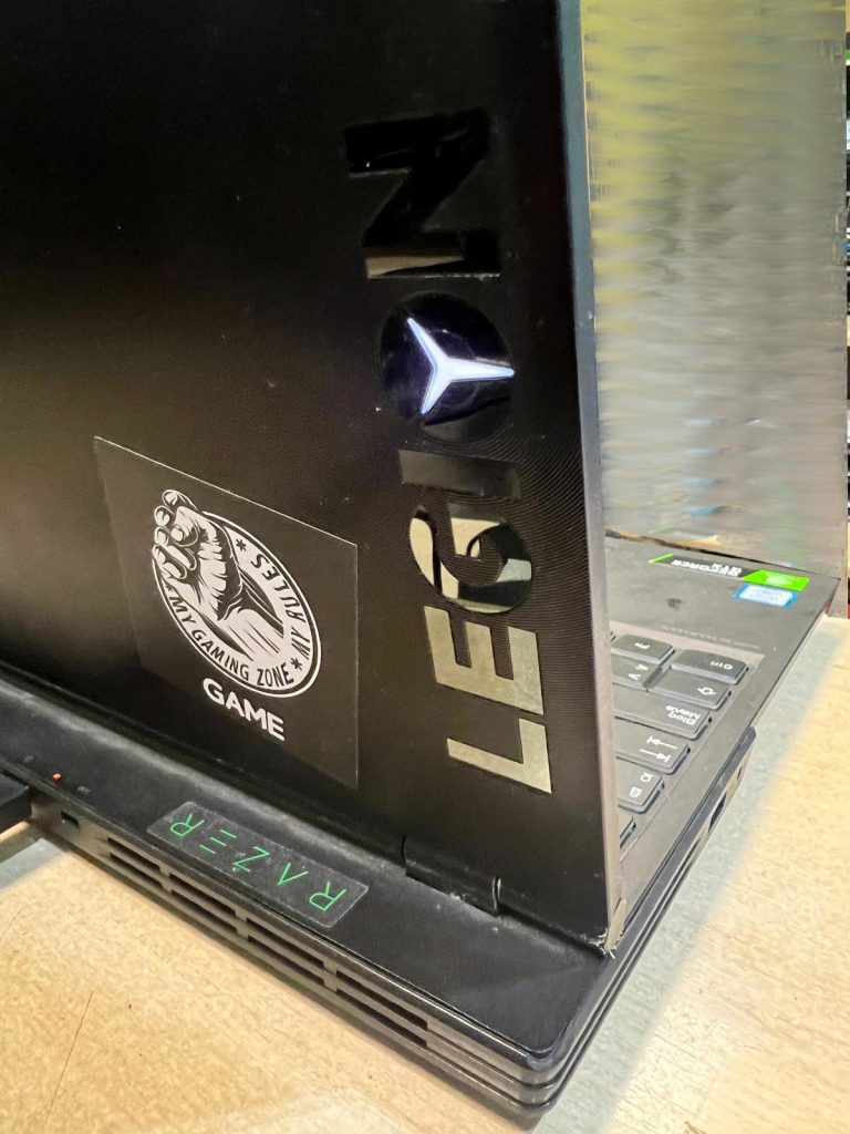 Primer plano del logo iluminado en la tapa de una laptop Lenovo Legion Y540.