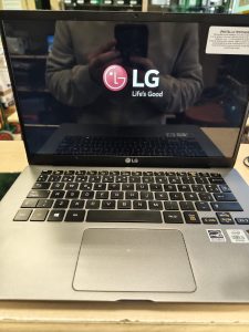 Portátil LG Gram funcionando correctamente tras el cambio de pantalla, mostrando el logo LG.