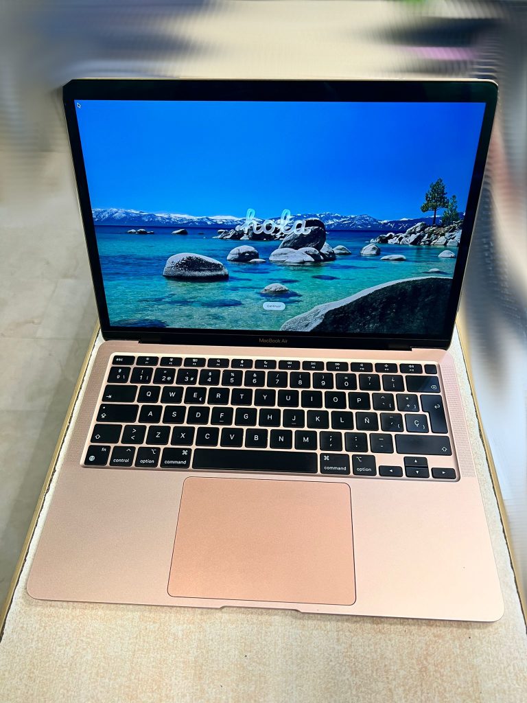 MacBook Air M1 encendida mostrando la pantalla de bienvenida tras la reparación.