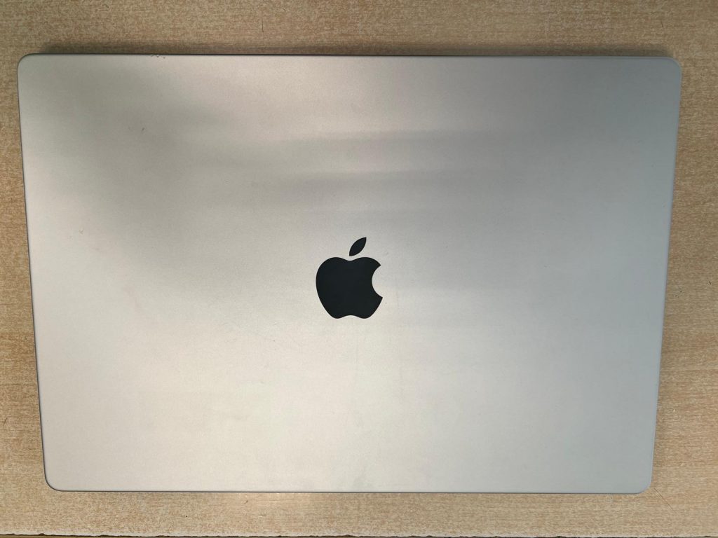 Vista superior de MacBook Pro 16 pulgadas modelo A3403 en color plata.