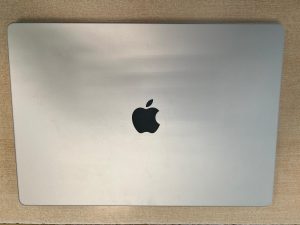 Vista superior de MacBook Pro 16 pulgadas modelo A3403 en color plata.