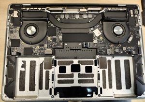 Chasis interno del MacBook Pro A1989 completamente limpio tras retirar las celdas de batería y el adhesivo.