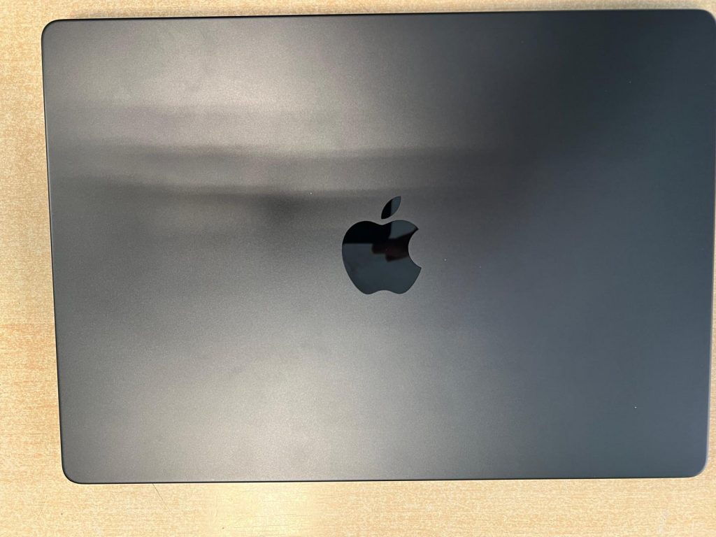 MacBook Pro modelo A3401 en color Space Black cerrada antes de la reparación.