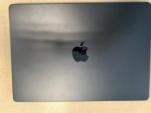 MacBook Pro modelo A3401 en color Space Black cerrada antes de la reparación.
