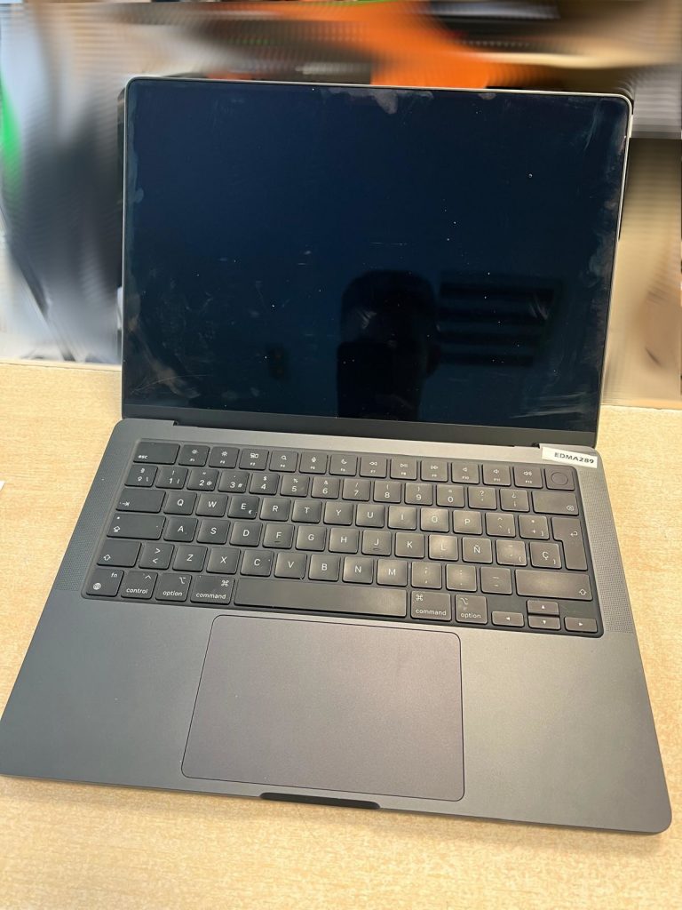Estado inicial de la MacBook Pro con daños físicos visibles en el cristal del panel.