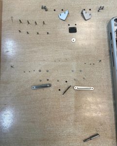 Organización de tornillos y piezas pequeñas para un reensamblaje preciso.