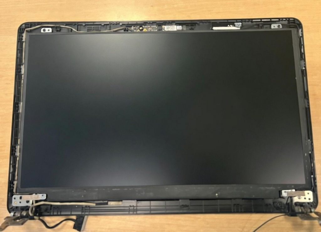 Panel LCD de la Asus F540L expuesto tras retirar el marco plástico frontal.
