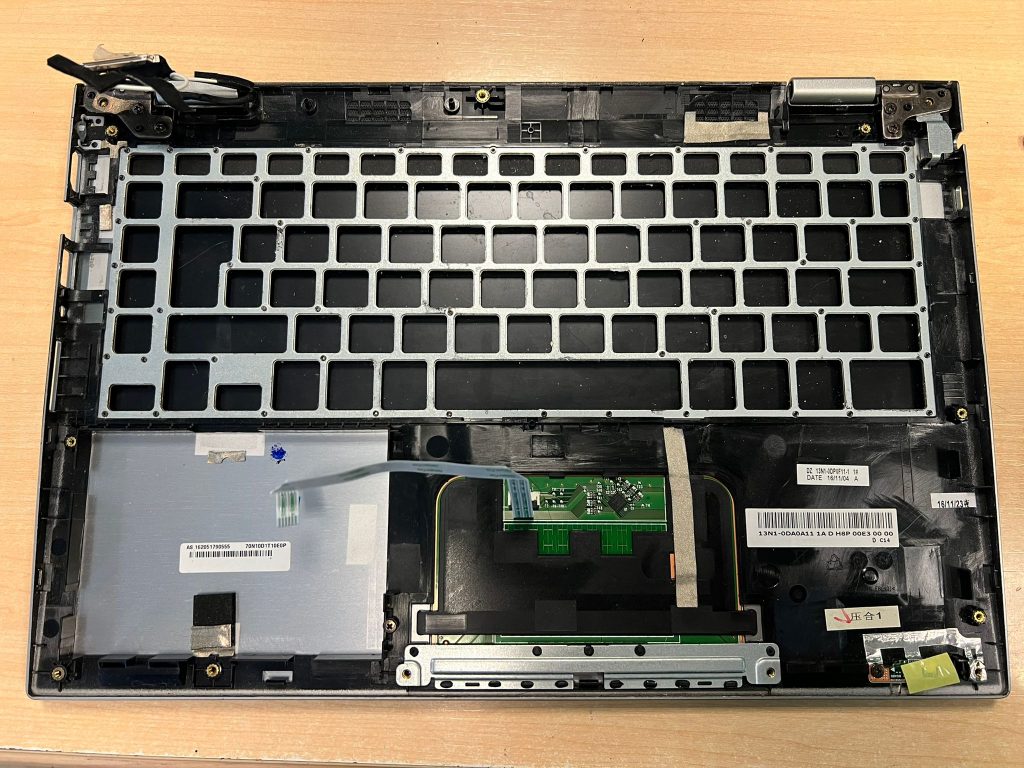 Chasis superior (palmrest) del Medion S3409 con el teclado retirado.