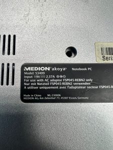 Etiqueta trasera del portátil Medion Akoya modelo S3409 con especificaciones.