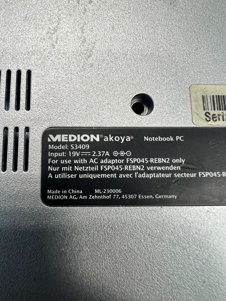 Etiqueta trasera del portátil Medion Akoya modelo S3409 con especificaciones.