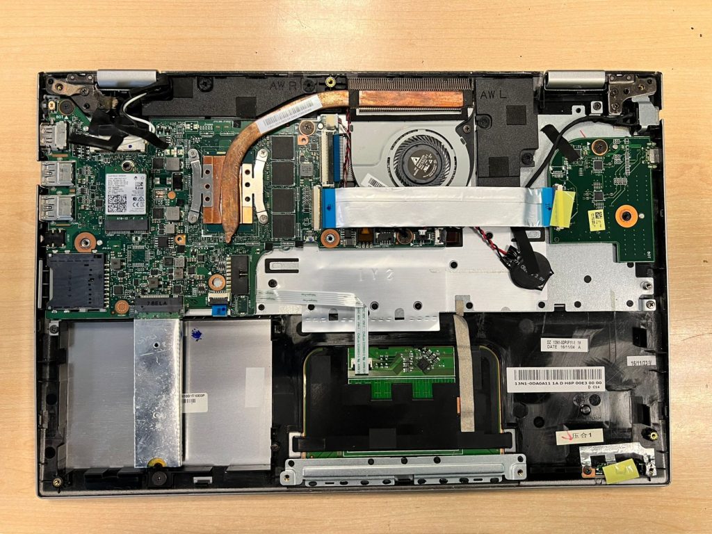 Vista interna de la placa base, ventilador y disipador del Medion Akoya S3409.