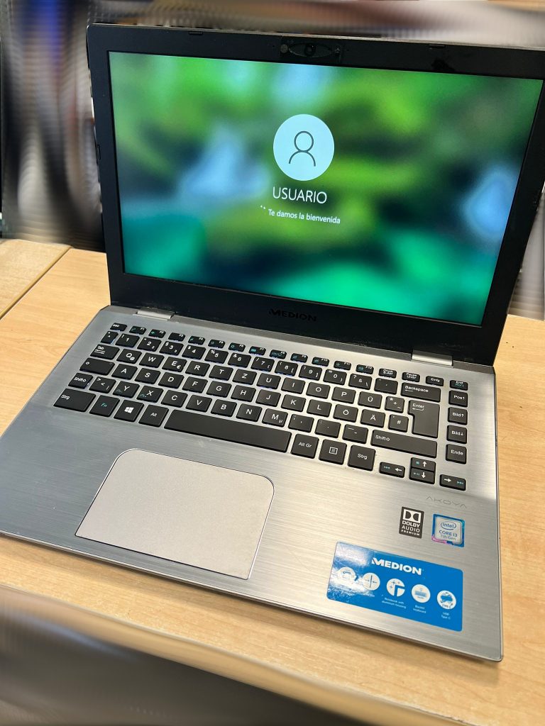 Portátil Medion S3409 encendido y funcional tras el cambio de teclado.