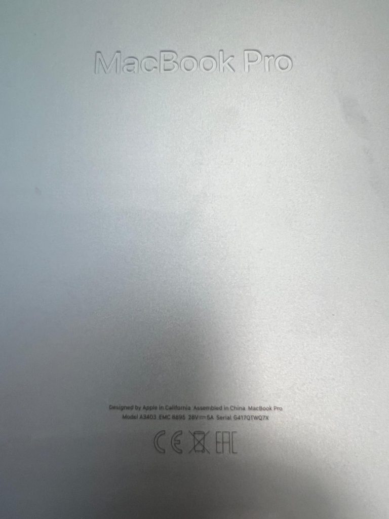 Grabado láser de Apple que identifica el modelo A3403 en la carcasa de aluminio.