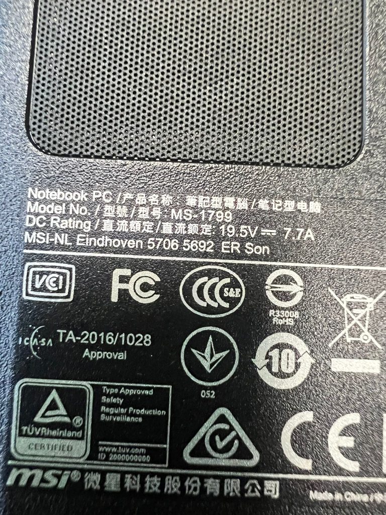 Etiqueta técnica del portátil MSI modelo MS-1799 con especificaciones de voltaje.