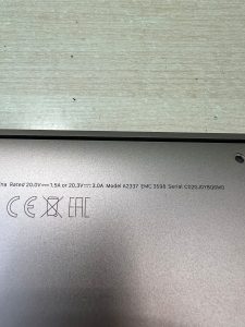 Etiqueta trasera de MacBook Air mostrando el modelo A2337 y EMC 3598.