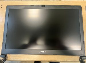 Colocación del bisel o marco frontal sobre la nueva pantalla del MSI Leopard.