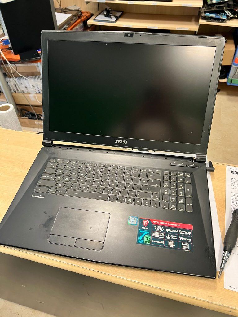 Portátil MSI totalmente ensamblado y limpio tras la reparación de bisagras y mantenimiento.