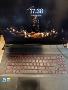 Portátil MSI Katana GF76 11UC encendido y funcionando correctamente tras el servicio técnico.