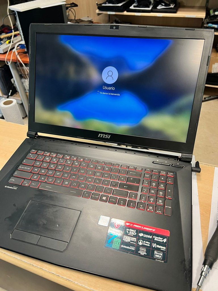 Portátil MSI GP72 reparado encendido mostrando la pantalla de inicio de Windows y teclado retroiluminado.