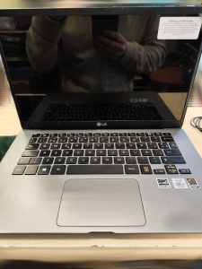 Nueva pantalla instalada en el LG Gram con pegatina de garantía "Pantalla Testeada".