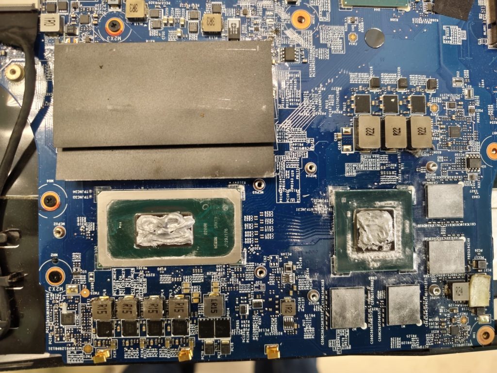 Procesador y chip gráfico con pasta térmica reseca y degradada antes de ser sustituida.