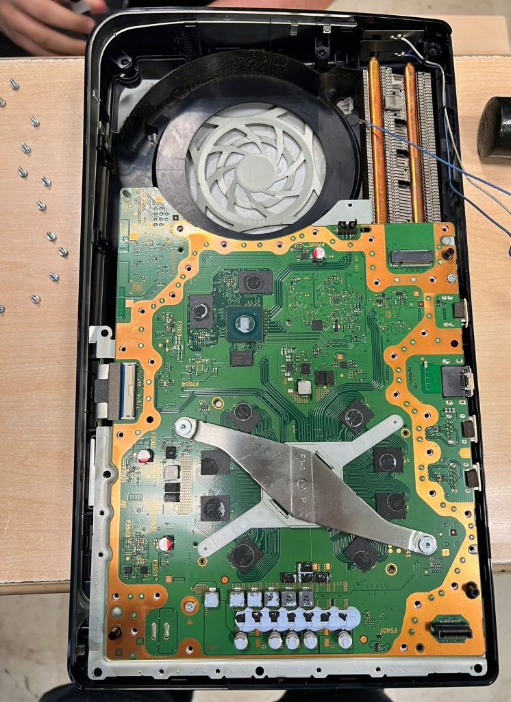 Placa base (motherboard) de PlayStation 5 Slim modelo CFI-2016 antes de la intervención técnica.