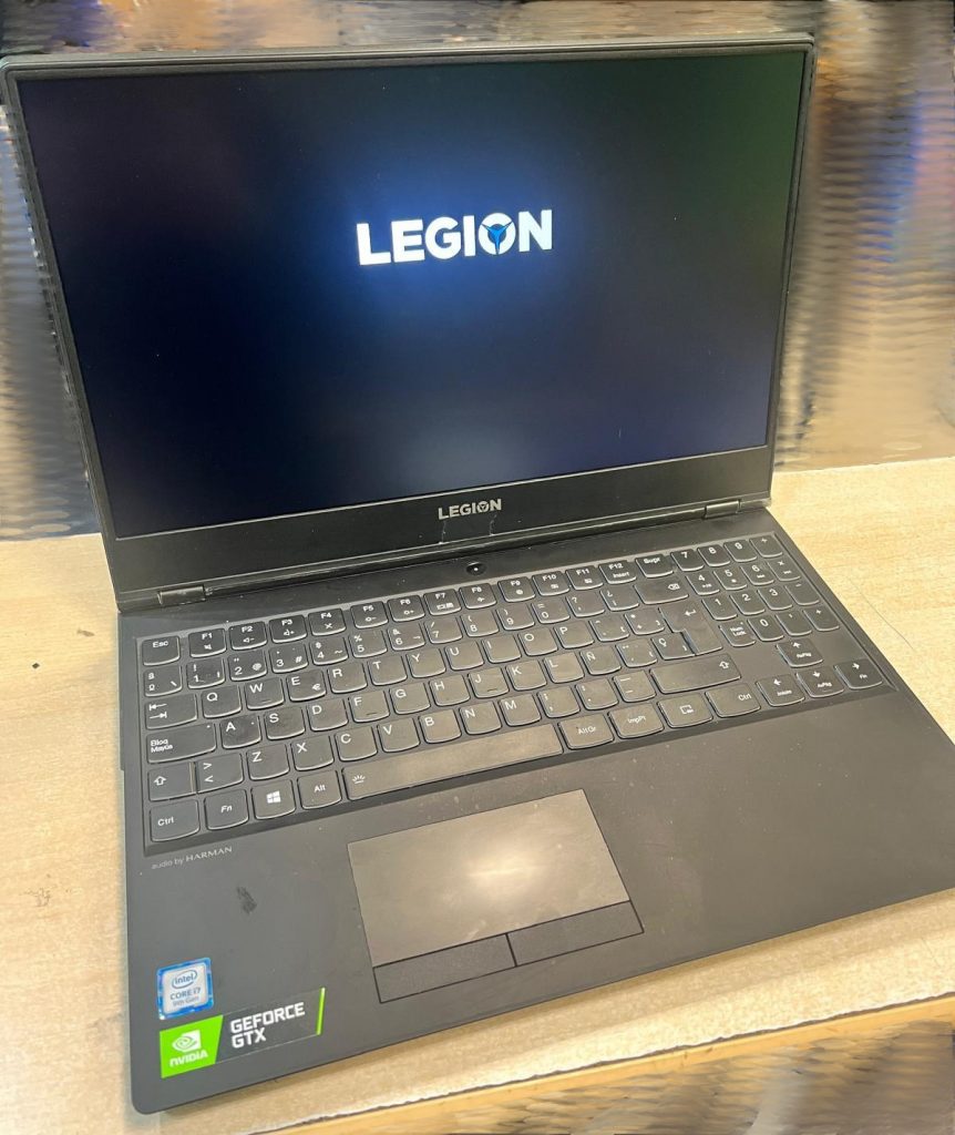 Laptop Lenovo Legion Y540 encendida mostrando el logo de inicio tras la reparación.