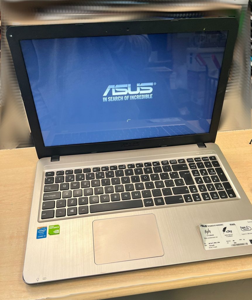 Pantalla de reemplazo instalada en Asus F540L mostrando el logotipo de inicio de Asus.