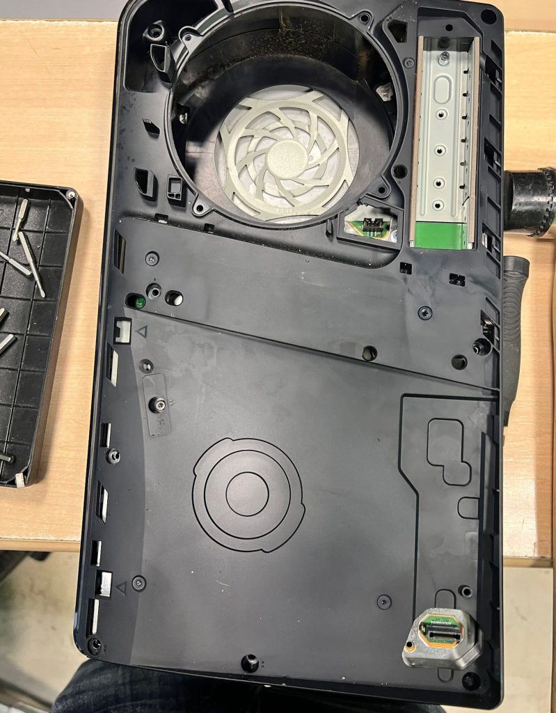 Vista del chasis interno y estructura de refrigeración de una PlayStation 5 Slim durante el proceso de apertura.
