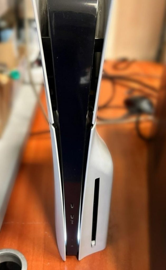 PlayStation 5 Slim reparada y montada, funcionando correctamente con la luz blanca de encendido activada