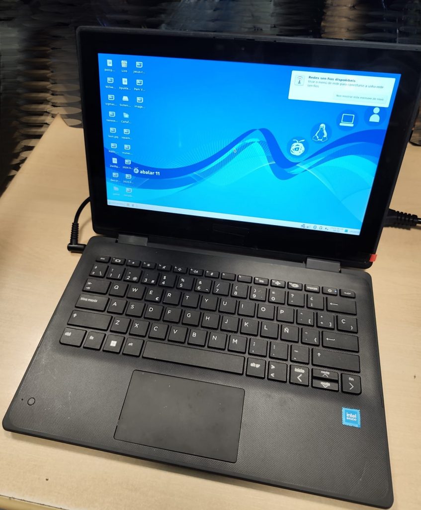 Laptop HP Pro x360 encendida y funcionando correctamente tras el cambio de táctil.