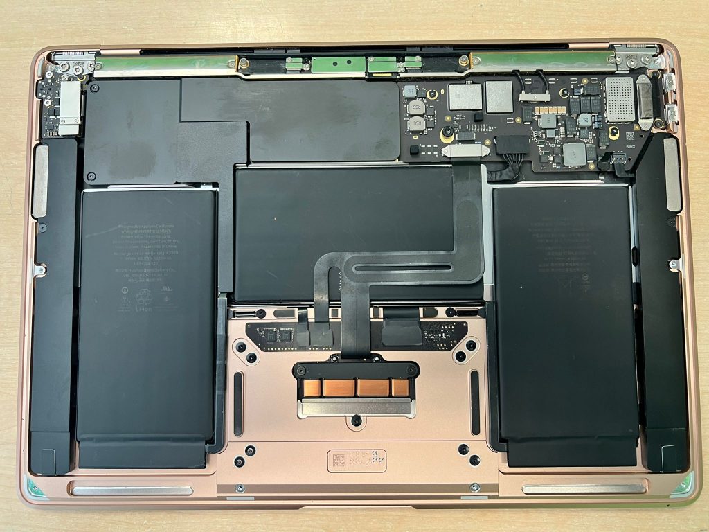 Vista interna de los componentes y batería de una MacBook Air A2337.