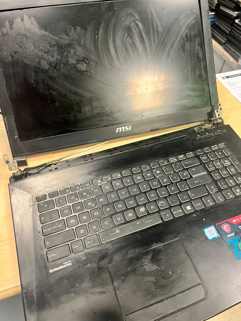 Portátil MSI GP72 con pantalla desprendida y bisagras totalmente dañadas antes de la reparación.