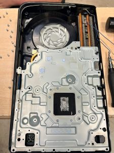 Primer plano del área del procesador de PS5 Slim mostrando el compuesto térmico de metal líquido
