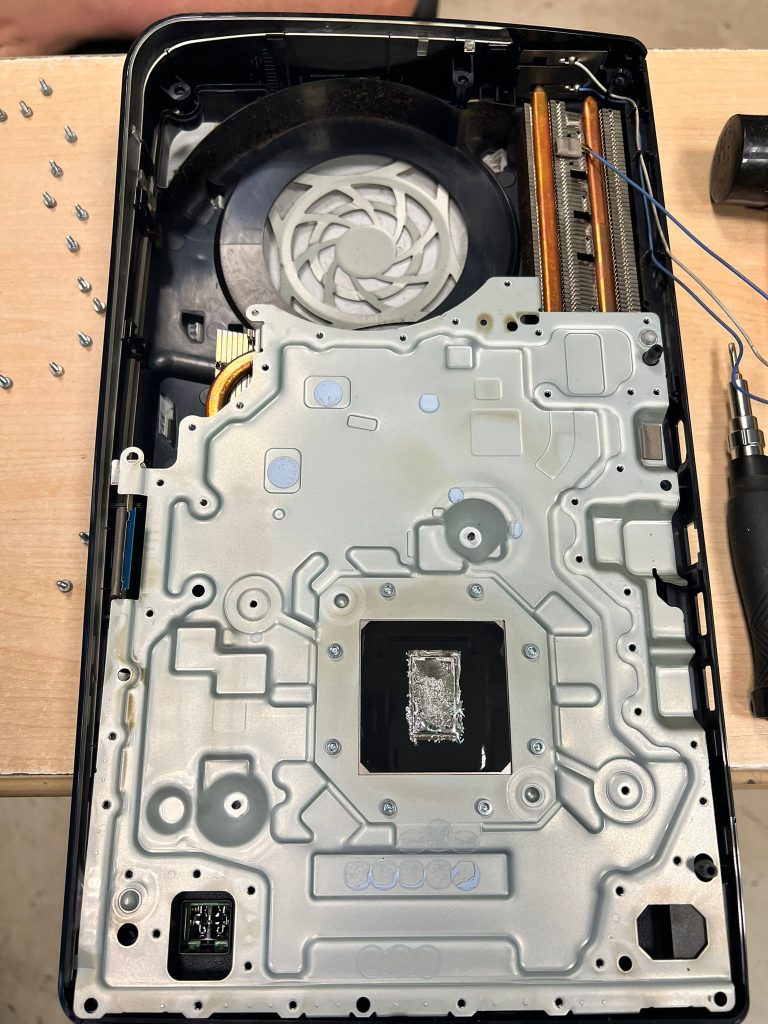 Primer plano del área del procesador de PS5 Slim mostrando el compuesto térmico de metal líquido